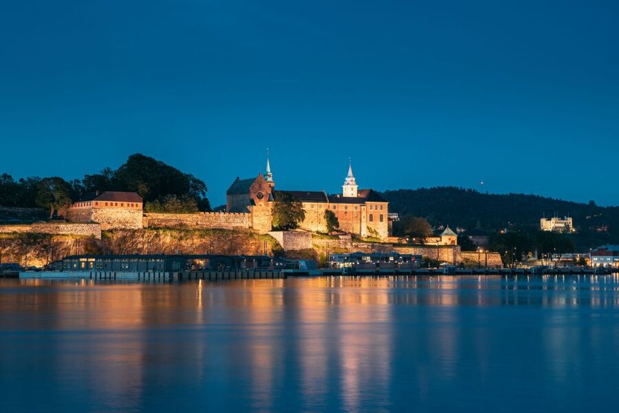 Oslo: Express Walk with a Local in 60 minutes - Local food and drink advice is part of the value
