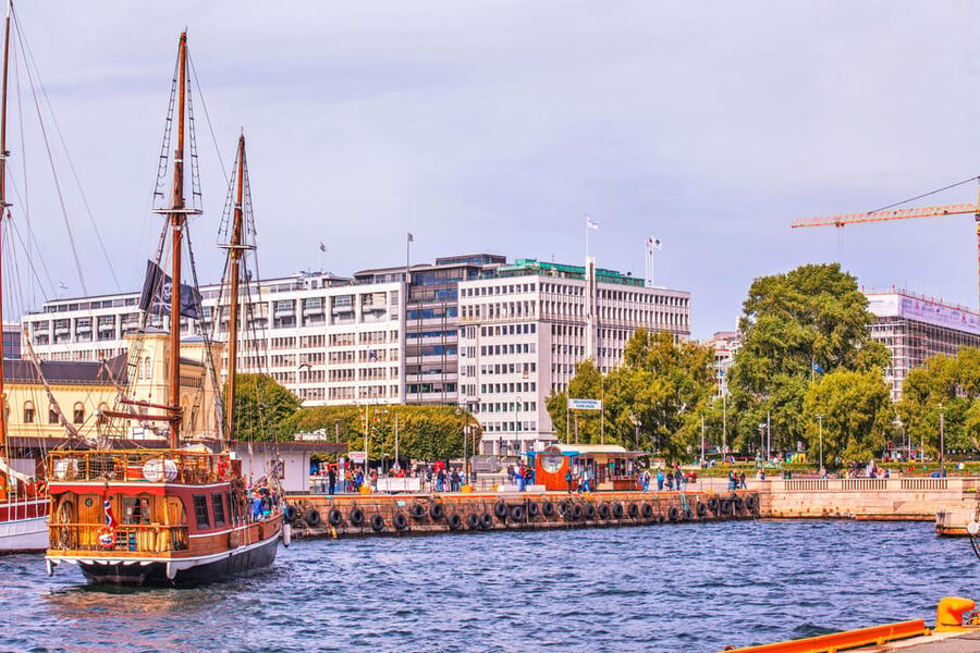 Oslo: Fjord Mini Cruise by Wooden Sailing Ship - A wooden ship beside Oslo City Hall