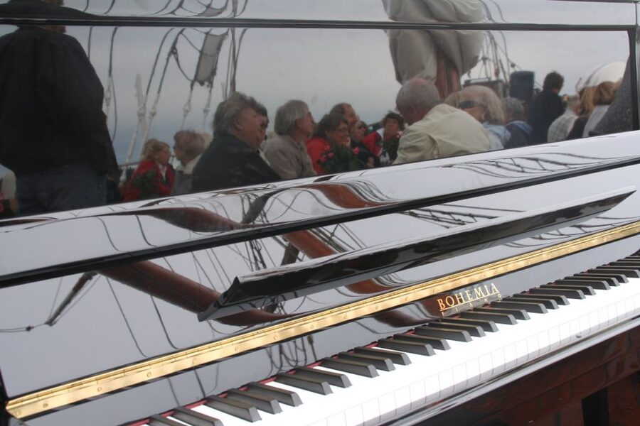 Oslo: Oslo Fjord Cruise with Live Jazz Music & Shrimp Buffet - A jazz evening begins at Oslo City Hall
