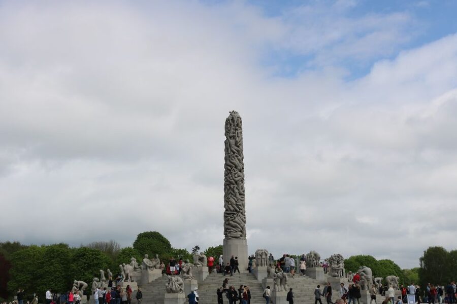 Oslo: Sightseeing with Holmenkollen Ski Jump & Vigeland Park - Starting in central Oslo by comfortable coach