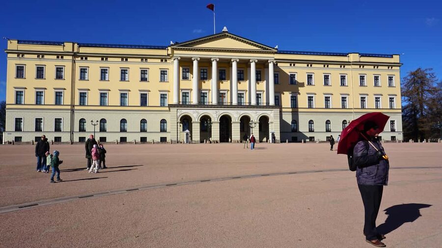 Oslo: Tour with a Michelin star chef - The National Theatre and the end of the route