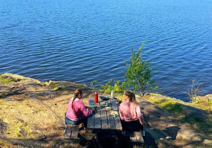 Oslo: Yoga & Hiking with a dog - The 2.5-hour hike around the lake
