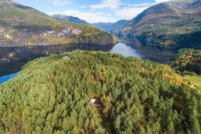 Private Fjordcruise by Luxury Pontoon Boat - Bergen Fjords - Staying warm in rain and cool weather