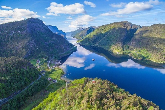 Private Fjordcruise by Luxury Pontoon Boat - Bergen Fjords - Boarding the private pontoon boat