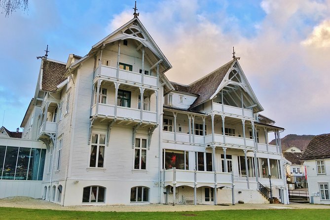 PRIVATE GUIDED TOUR: Queen of the Fjords - tour from Bergen, 6 hours - A private guide who can shape the day