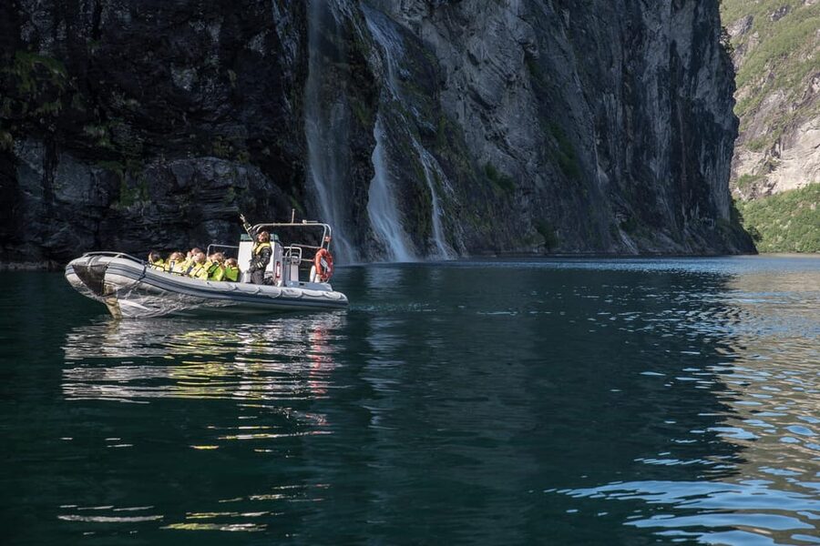 RIB Geiranger - Fjordsafari - Guides who make the ride more than a speed run