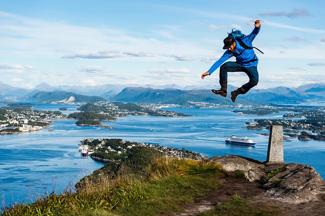 Seakayak And Hike in Ålesund - Crossing Aspevågen toward Slinnings point
