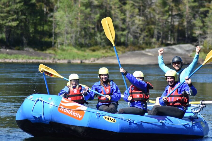 Setesdal, Evje: Family Rafting on the beautiful Otra river - Learning the raft before the river gets lively