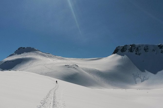 Ski Touring with Norway Mountain Guides. - Learning the safety basics before the descent