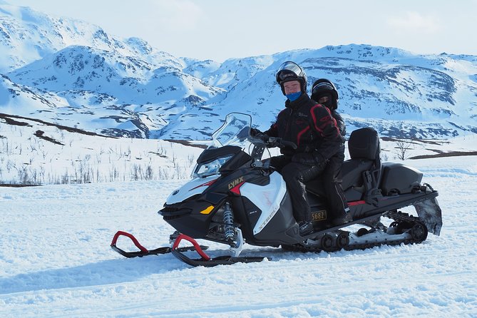 Snowmobile safari in the mountain plateau of Finnmarksvidda - A warm pause with coffee and Norwegian treats