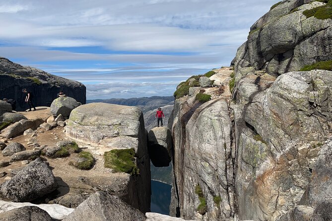 Stavanger Kjerag Hike with Guide and Transportation - Reaching Kjerag and the famous boulder