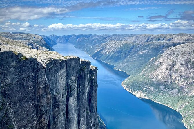Stavanger: Kjerag Hike with Guide and Transportation - The 2.5-hour drive from Stavanger sets the tone