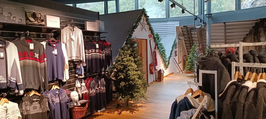 Stavanger: Månafossen photo adventure and raw nature - Byrkjedalstunet brings in farm food and local shopping