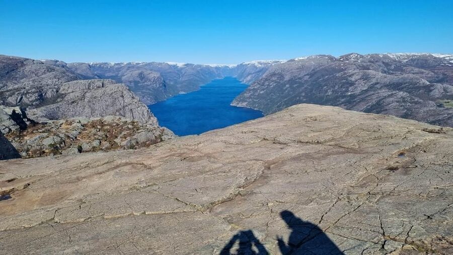 Stavanger: Preikestolen Tour with Guide and Pickup - Reaching the 604-meter cliff