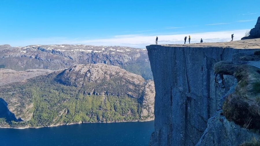 Stavanger: Preikestolen Tour with Guide and Pickup - From Stavanger to the trailhead