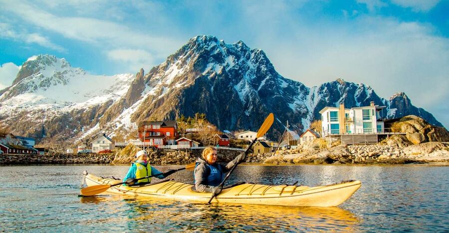Svolvaer: 2-Hour Winter Kayaking Adventure - Paddling Svolvær’s winter shoreline