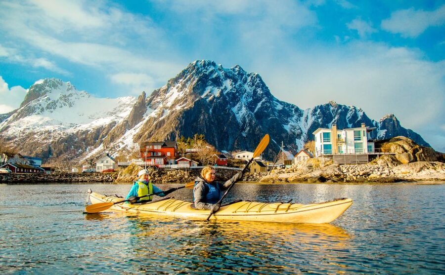 Svolvaer: 2-Hour Winter Kayaking Adventure - Learning the basics before launch