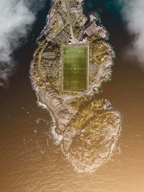 Svolvær and Henningsvær Sightseeing and History Tour - Starting among the cabins of Svinøya