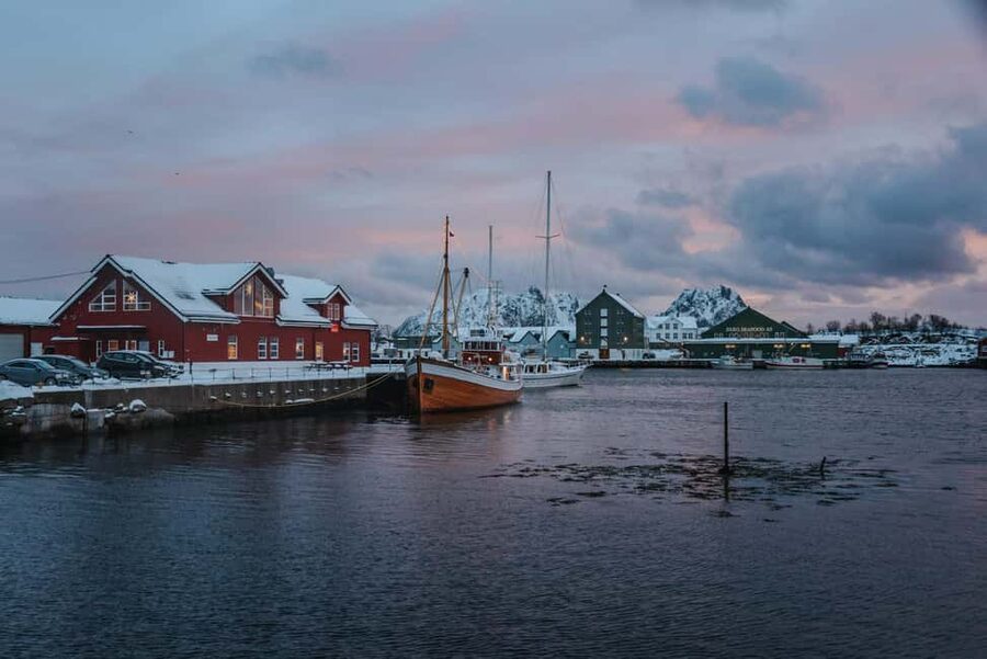 Svolvær: Lofoten Scenic Sightseeing Tour: Half day tour - Unstad combines surf culture with a beach picnic