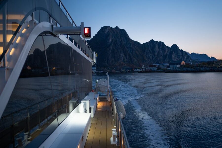 Svolvær: Northern Lights and Full Steam Cruise with Tasting - What the $103 price covers