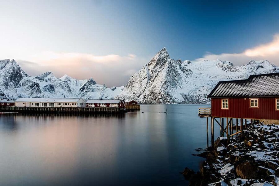 Svolvær: Reine, Hamnøy, Sakrisøy Photo Tour - Sakrisøy: color, water, and a longer pause