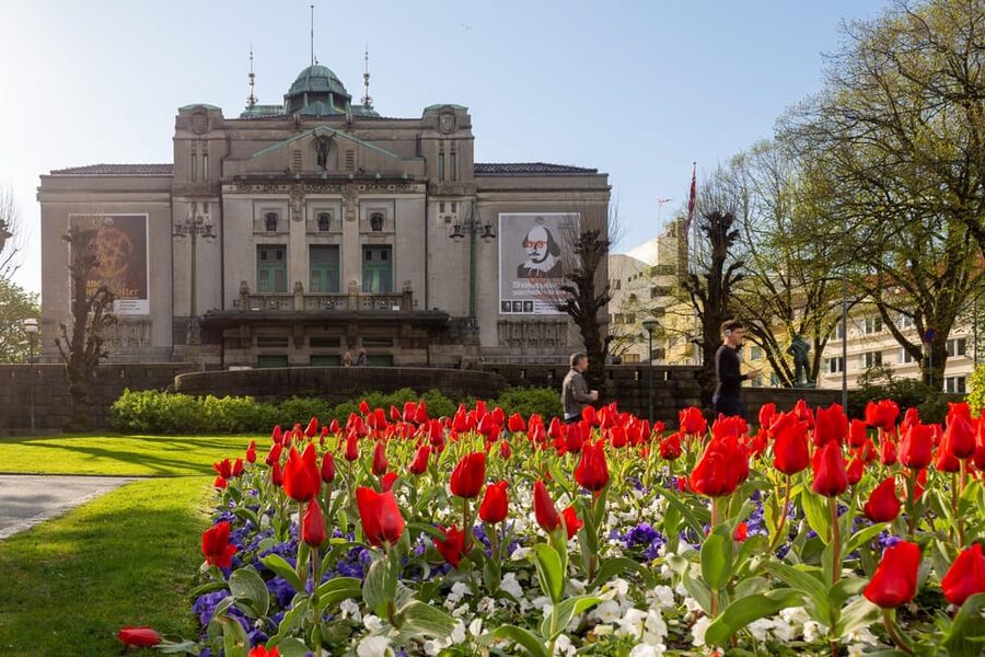 The influence of Bergen in Norways development, city tour - From the National Theatre into Bergen’s city center