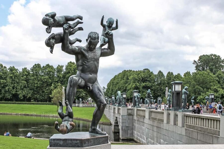 The Vigeland Park in Oslo: Insta-Perfect Walk with a Local - Meeting Monolitten and the park’s major sights