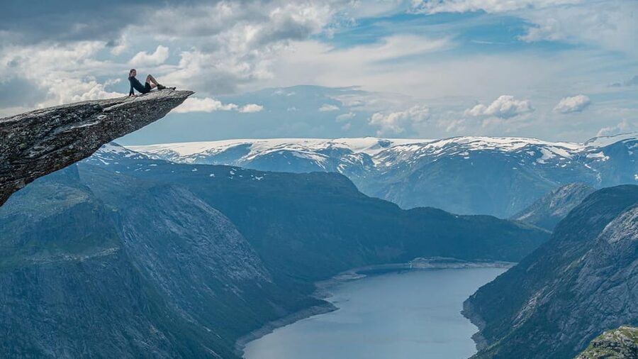 Trolltunga: Trolltunga Summer Hike - The guide can change the feel of a hard day