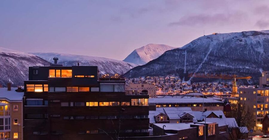 Tromso: Express Walk with a Local in 60 minutes - A fast first look at Tromsø from Domkirka