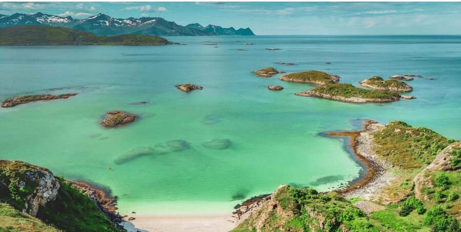 Tromsø: Fjords and Sommarøy Islands Tour with Salmon Picnic - English and Spanish guiding on a large bus