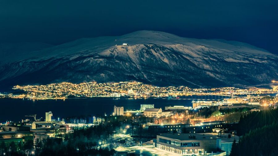 Tromso: Northern Lights Cable Car Excursion - Cake, waffles, and a better way to wait