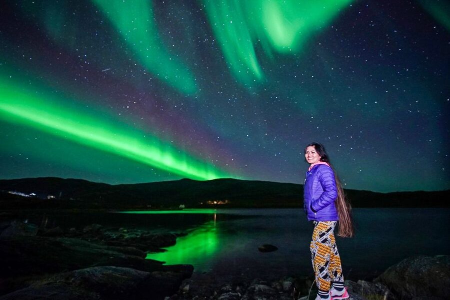 Tromsø: Northern Lights Chase Minibus Tour - Hot chocolate, marshmallows, and the campfire question