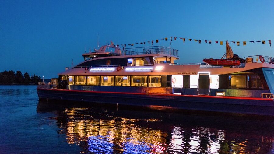 Tromsø: Northern Lights Cruise with 2nd Chance Guarantee - Aurora photography from a moving boat