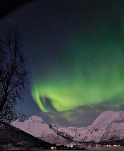 Tromsø: Northern Lights Hunt. Local Guide and Basecamp. - The first hour: leaving the city lights