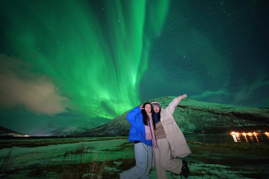 Tromso: Northern Lights Minibus Tour with Campfire - Campfire food makes the waiting worthwhile