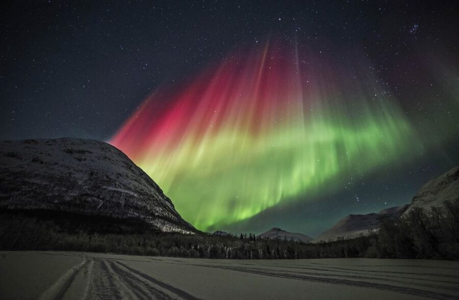 Tromso: Northern Lights Photography Tour by Bus (or miniBus) - Hot chocolate, cookies, and cold-weather reality
