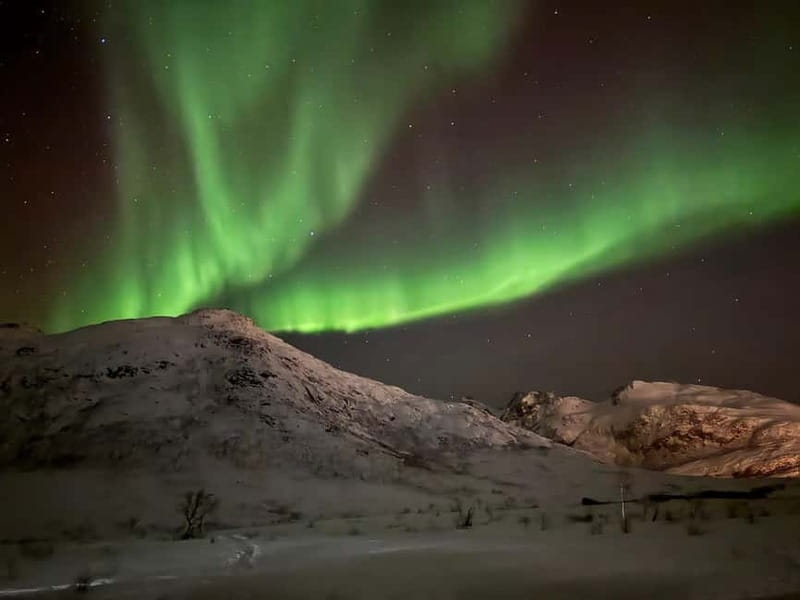 Tromsø: Northern Lights Tour - Waiting beside the fire