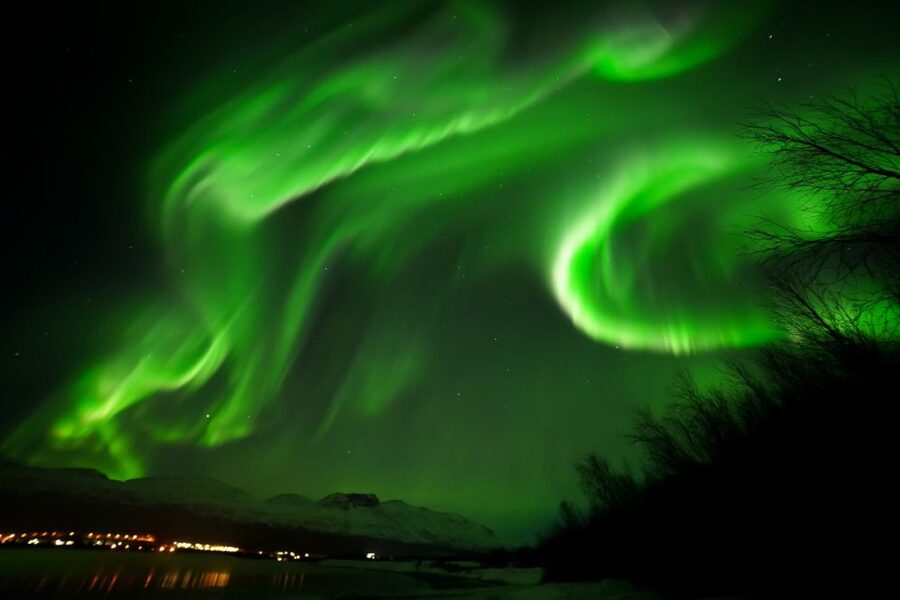 Tromsø: Northern Lights Tour with Free Professional Portrait - Free portraits and useful camera help