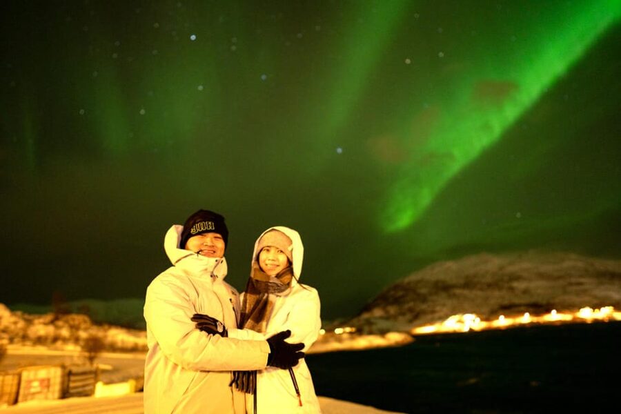 Tromsø: Northern Lights Tour with Local Guide and Photos - Waiting under the stars with Norwegian snacks