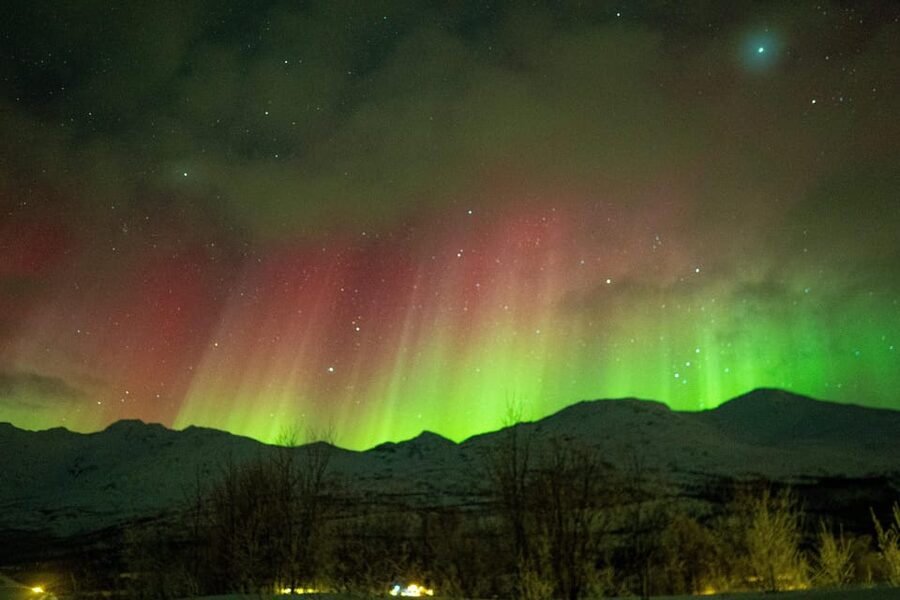 Tromsø: Small-Group Adventurous Northern Lights Hunt - Snow walks and the frozen-lake stop