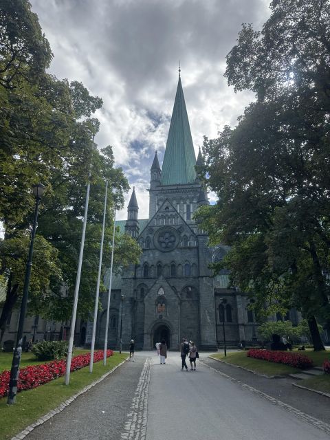 Trondheim: 2-hour City Walking Tour - Stiftsgården, Britannia, and the city-center finish