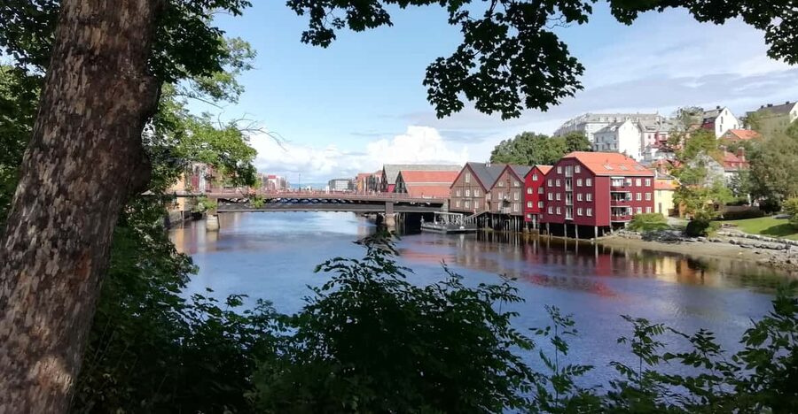 Trondheim : Explore the city of kings with a local guide - Crossing the Old Town Bridge into Bakklandet