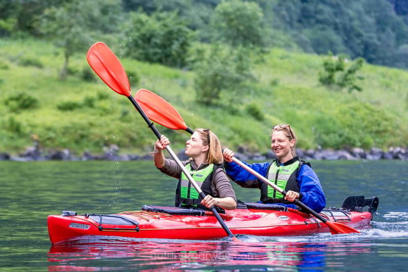 Vossevangen: Nærøyfjord Full-Day Guided Kayaking Trip - A small group changes the pace