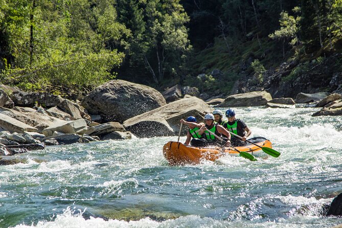Whitewater Rafting Grade 3 to 4 - On the Raundal River: rapids, pools, and teamwork