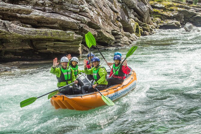 Whitewater Rafting Grade 3 to 4 - The guides are central to the experience
